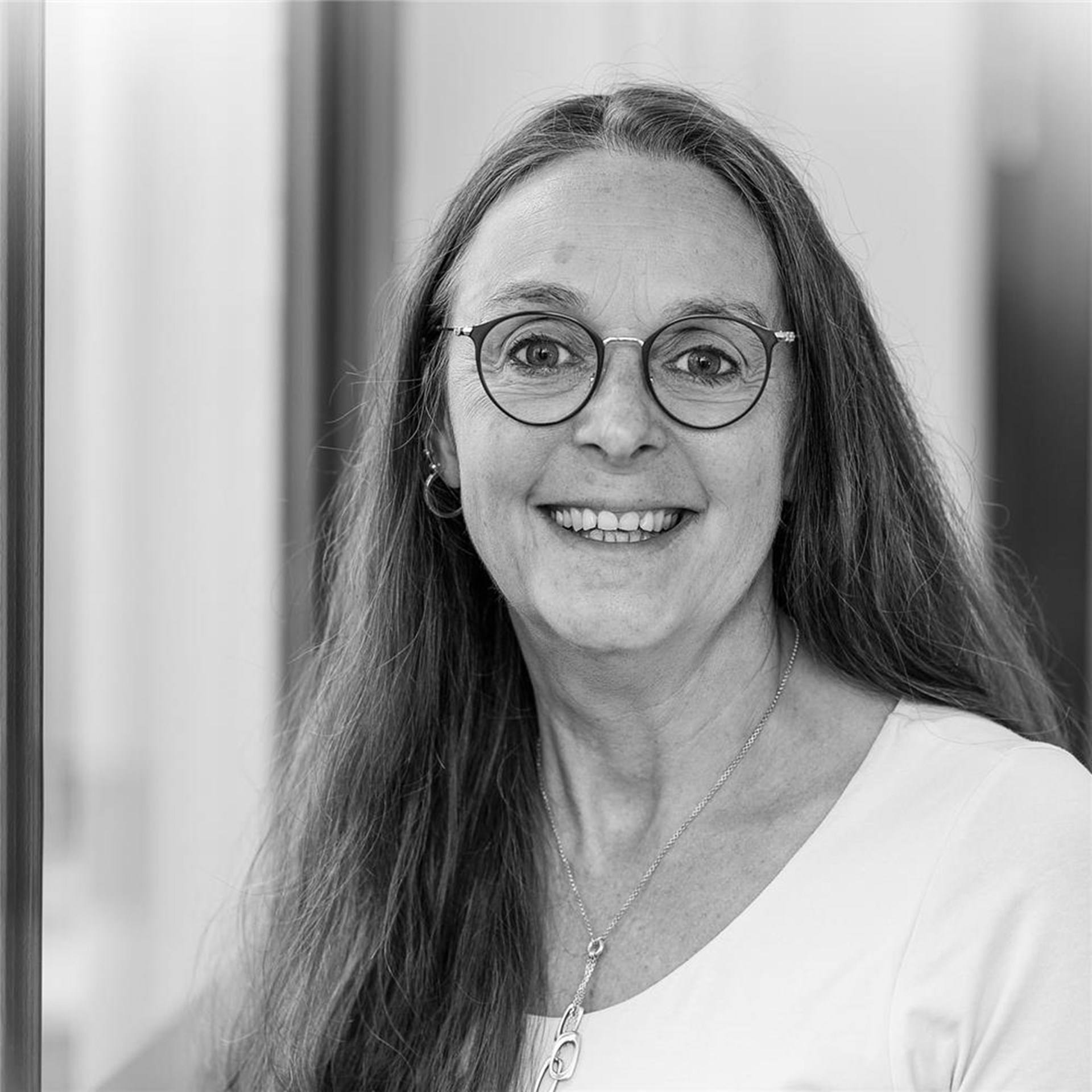 Mitarbeiterportrait in schwarz-weiß von Claudia Lorbach