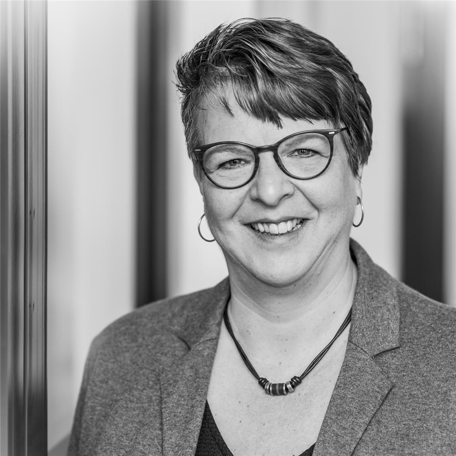 Schwarz-weiß-Portrait von Mitarbeiterin Jutta Jeske