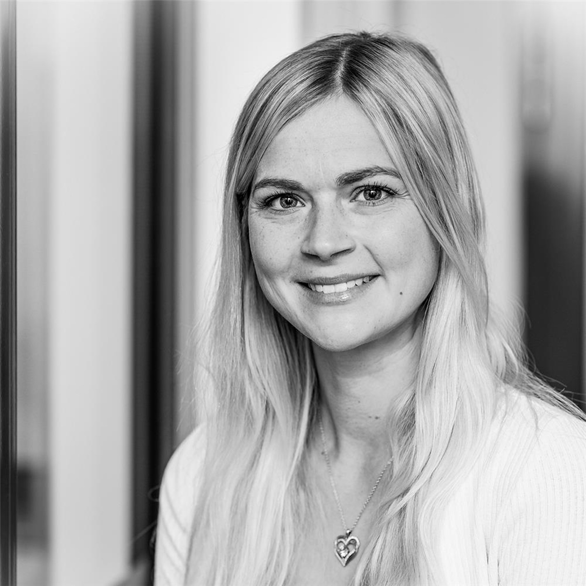 Mitarbeiter-Portrait in schwarz-weiß von Kollegin Elena Poschen, die in den "Frühen Hilfen" als Kinder-Krankenschwester tätig ist. 