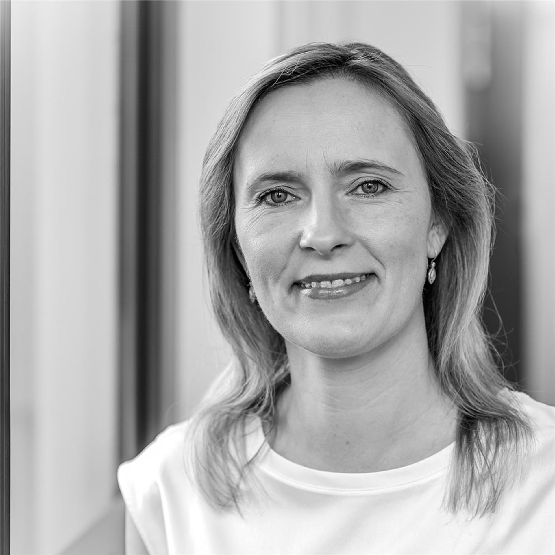 Schwarzweiß-Portrait von Dorota Mikulski, Ansprechpartnerin für CariFair