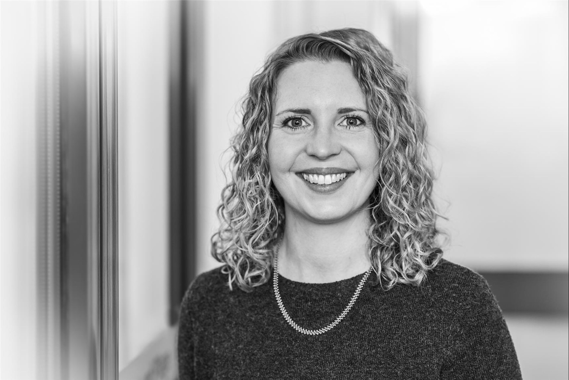 Mitarbeiterportrait von Lisa Michalski in schwarz-weiß