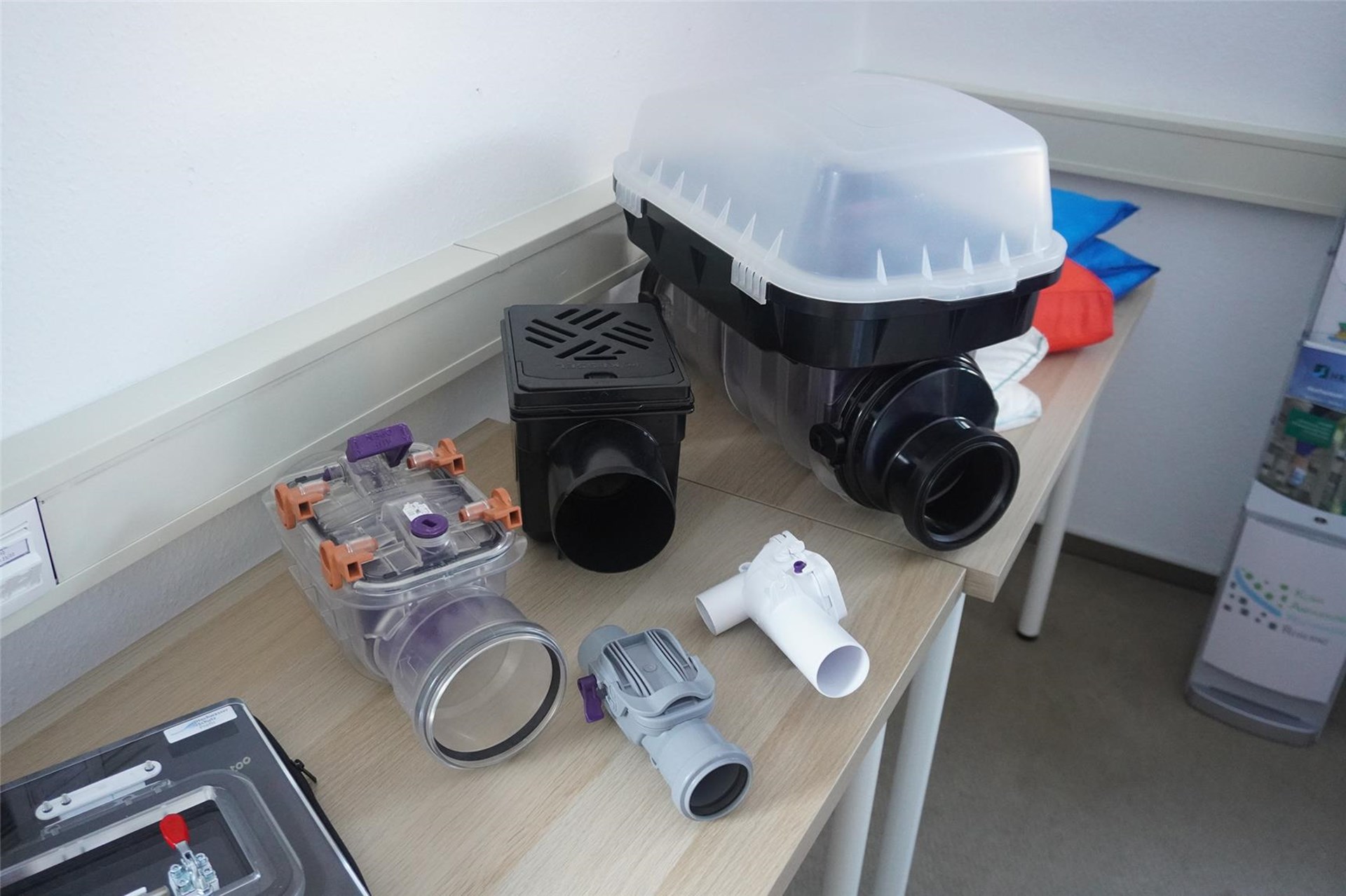 Verschiedene Flutsicherungssysteme, die das Hochwasser Komptetenz Centrum vorstellt