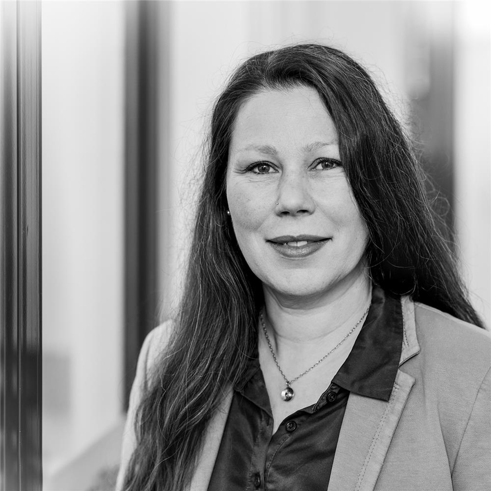 Schwarz-weiß-Portrait von Mitarbeiterin Nicole Röhrig