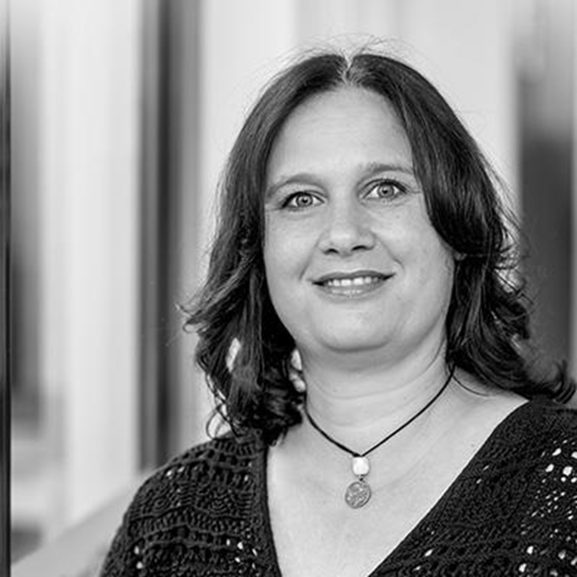 Schwarz-weiß-Portrait von Ansprechpartnerin Jennifer Reitz