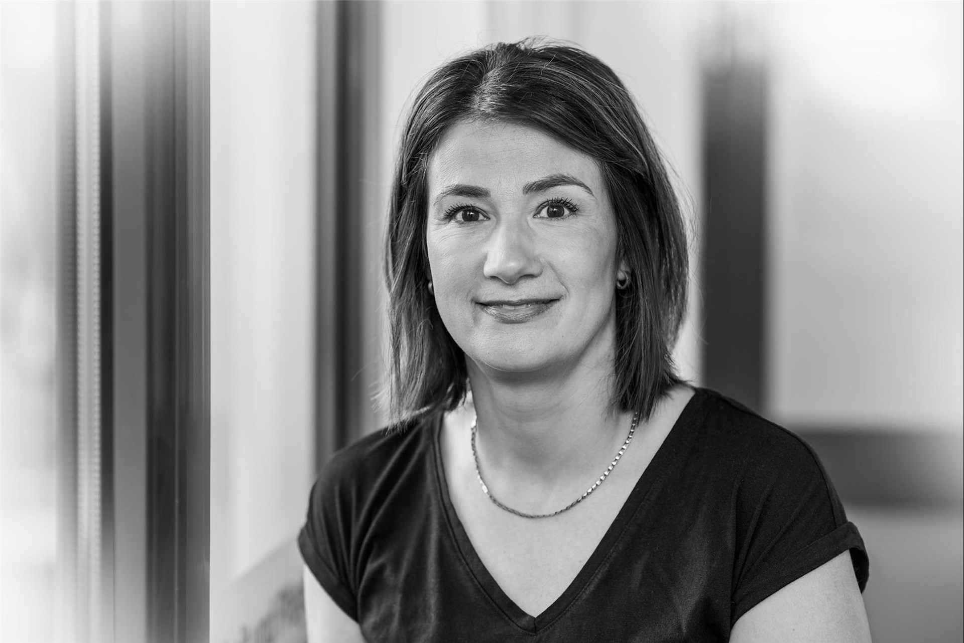 Schwarz-weiß-Portrait von Mitarbeiterin Danijela Grbesa