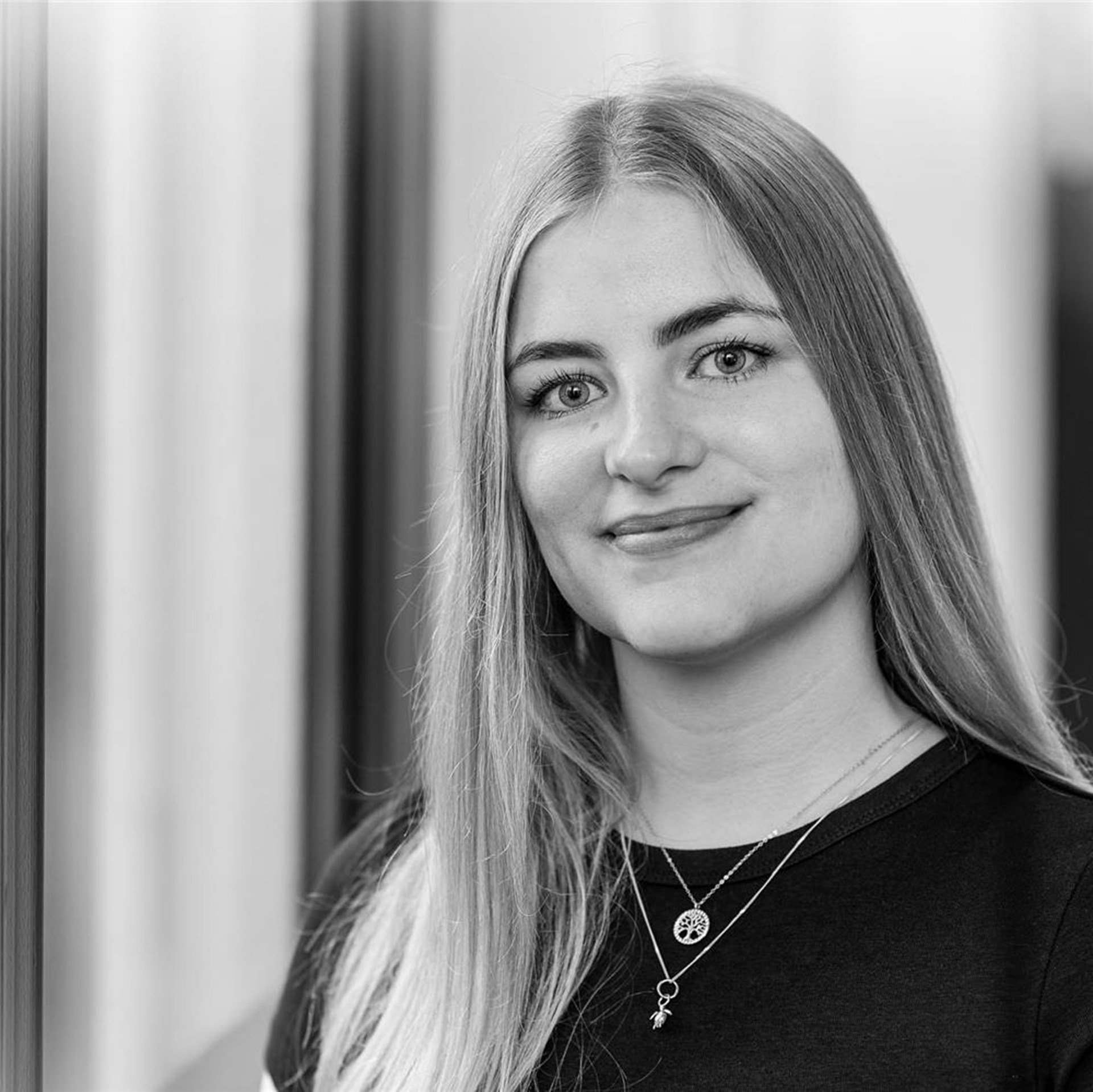 Mitarbeiterportrait in schwarz-weiß von Laura Dodemont